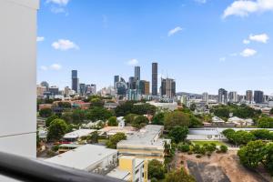 Bright Cozy 1BR Parking&pool&gym ZEST 1405