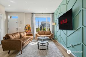 Near Calgary Airport Stylish House with Central AC King Bed Sleeps 6