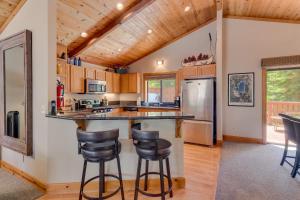 Modern 3BR Tahoe Cabin with Hot Tub