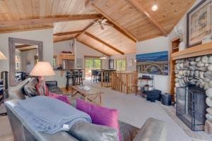 Modern 3BR Tahoe Cabin with Hot Tub