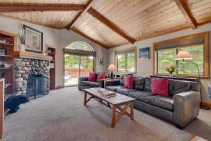 Modern 3BR Tahoe Cabin with Hot Tub