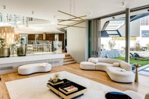 Grand Camps Bay 5bed w Views Pool Gym Villa Serena