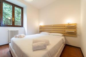 Lakefront apartment with a view, parking and swimming pool