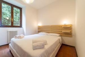 Lakefront apartment with a view, parking and swimming pool