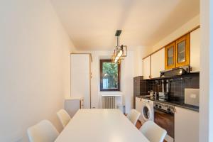 Lakefront apartment with a view, parking and swimming pool