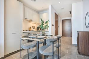 STAY BY LATINEM Luxury 1BR Holiday Home CB 2001 Near Burj Khalifa