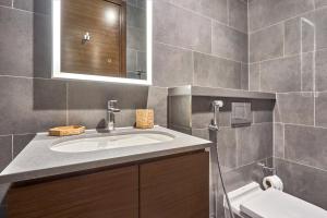 STAY BY LATINEM Luxury 1BR Holiday Home CB 2001 Near Burj Khalifa