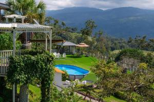 Glamping Renacer Vistas Turrialba, Paris