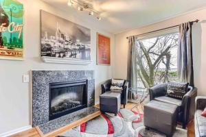 Uncork and Unwind FREE Parking POOL Walk to Broadway!