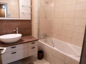 Appartement Méribel Mottaret - 2 chambres, 4ème étage, balcon sud, non-fumeur - FR-1-355-63