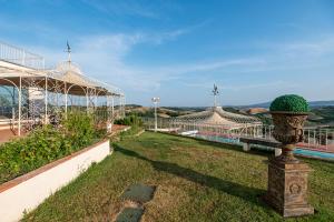 Villa Belsole dell 800 con piscina riscaldata 1 aprile al 30 settembre e colonnina elettrica per auto