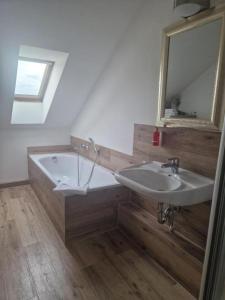 Ferienwohnung bei Erfurt - inkl Bettwäsche & Handtücher & Endreinigung - bis zu 6 Personen - in Hildebrandts Landhotel