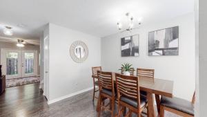 stylish townhome, sleeps 8, pet friendly