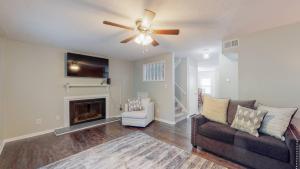 stylish townhome, sleeps 8, pet friendly