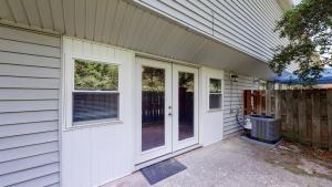 stylish townhome, sleeps 8, pet friendly