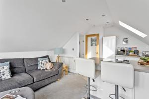 Swanston Lodge - Elevated Coastal Living with Panoramic Views