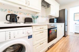 Charming 2 Bed 2 Bathroom, Sleep 6, Park View, Walk to Borough Market, Elephant & Castle, Tower Bridge