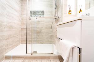 Charming 2 Bed 2 Bathroom, Sleep 6, Park View, Walk to Borough Market, Elephant & Castle, Tower Bridge