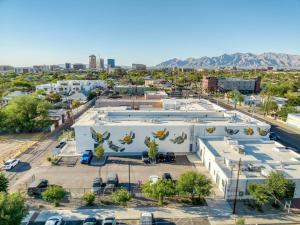 Modern Stylish Downtown Loft, By UofA + Foodie Hub