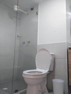 Habitación con cama nueva semidoble y balcón privado cerca del parque