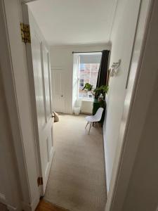 Bright 2 bedroom apartment near the meadows