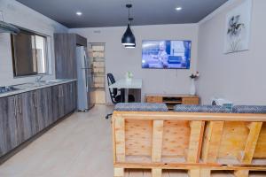 EMC Luxury Villa ,Pool, Solar , Starlink Wifi