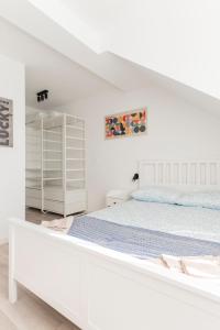 Latova Chic NEW Luxury Apartments - Prime location