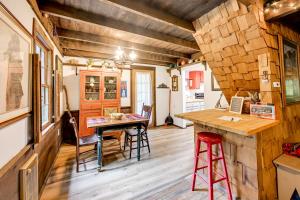 Cozy Log Living: 2BD Nantahala Escape w trails