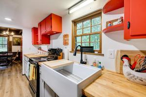 Cozy Log Living: 2BD Nantahala Escape w trails
