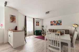 Latova Chic NEW Luxury Apartments - Prime location