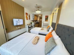 Shore 2 Residences RM 19106 Pool View by Prime Stay MOA