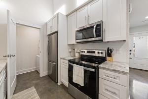 Modern King Bed Patio Central Lafayette