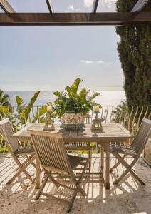 Villa del Mar - "Luxurious en-suite bedroom with lounge and stunning sea view balcony in Bantry Bay"