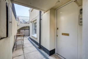 Abbey Road Gem | Regents Park Apartment By VICHY