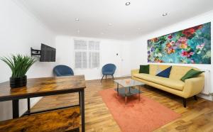 Central Whitechapel 2 BR Apartment Private Garden Sleeps 6