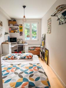 Chambre et Salle de bain privées avec vue sur jardin dans maison familiale