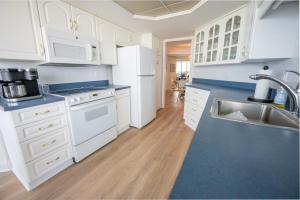 Oceanfront Condo, Pool & Balconies, Private Resort