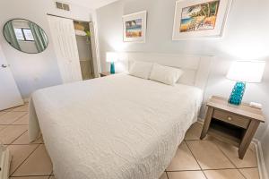 Beautiful Decor, Meridian Plaza w Nice Pools,New!