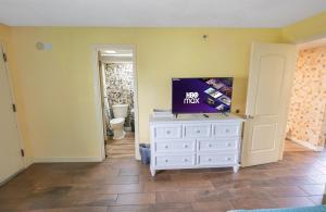 Coastal condo w ocean views & shared beach access