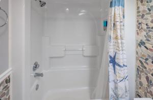 Coastal condo w ocean views & shared beach access