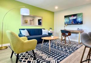 King Bed-Parking-Top Floor-Desk-Downtown