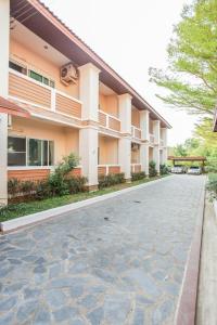 โรงแรมบ้านสวน ฟ้าใส