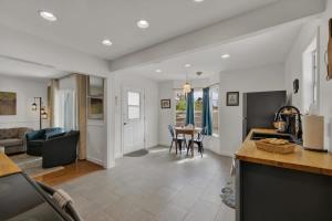 Elegant and Stylish Glenmoor Abode - 5 min to Town