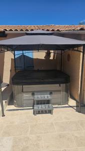 house, swimming pool, jacuzzi 4-6 people