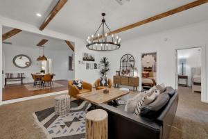 Poplar Place Main House with Hot tub-1 mi to Main St