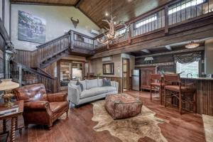 Luxury 23-AC Ranch Hot Tub and Hill Country Views!