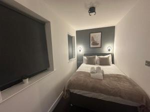 Adam Court Apartments - PE1 - Contractor Friendly - Choice of Studios or 1 Bed Apartments - Free Parking - Sofa Beds - Sky TV - Full Kitchen - Washer Dryer - WiFi