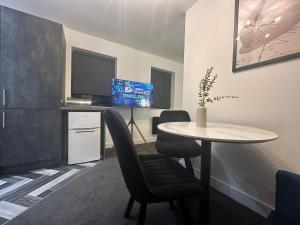Adam Court Apartments - PE1 - Contractor Friendly - Choice of Studios or 1 Bed Apartments - Free Parking - Sofa Beds - Sky TV - Full Kitchen - Washer Dryer - WiFi