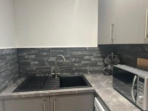 Adam Court Apartments - PE1 - Contractor Friendly - Choice of Studios or 1 Bed Apartments - Free Parking - Sofa Beds - Sky TV - Full Kitchen - Washer Dryer - WiFi