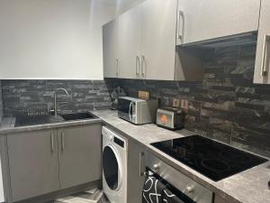 Adam Court Apartments - PE1 - Contractor Friendly - Choice of Studios or 1 Bed Apartments - Free Parking - Sofa Beds - Sky TV - Full Kitchen - Washer Dryer - WiFi